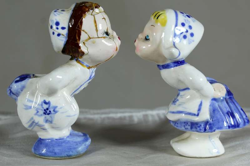 Porcelain kids kissing