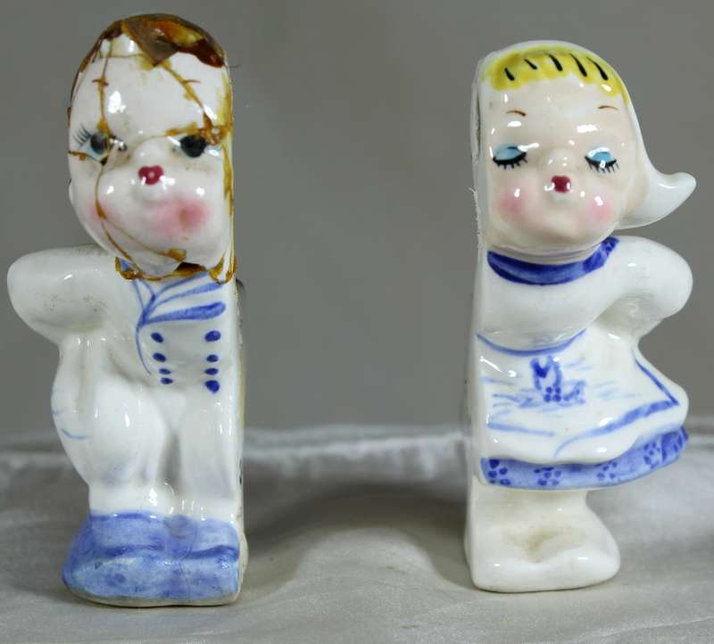 Porcelain kids kissing