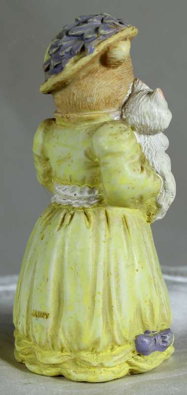 Mamma bear holding a kitty figurine
