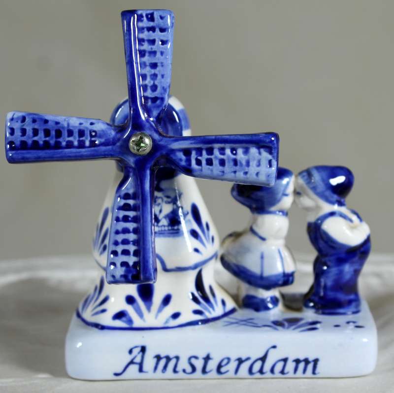 Amsterdam Delf figurine with windmill and kissing kids