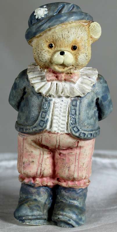 Pappa bear holding a heart behind his back