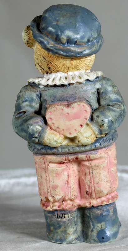 Pappa bear holding a heart behind his back