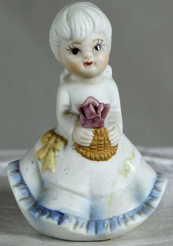 Capidomonte style little girl holding flowers