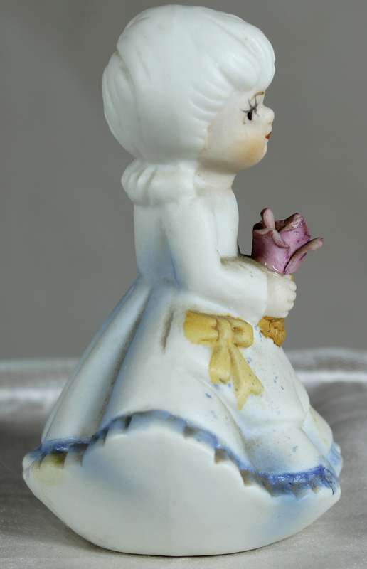 Capidomonte style little girl holding flowers