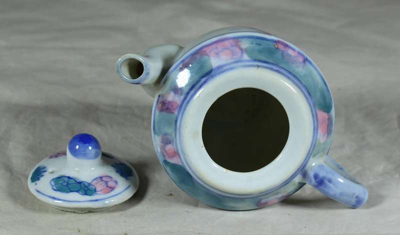 Small Chinese porcelain kettle with flowers