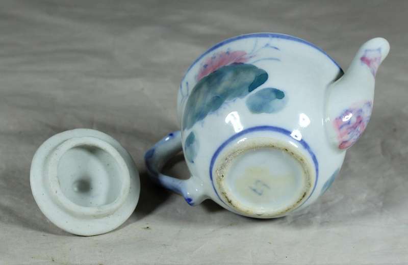 Small Chinese porcelain kettle with flowers