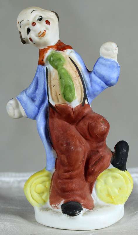 Clown dancing