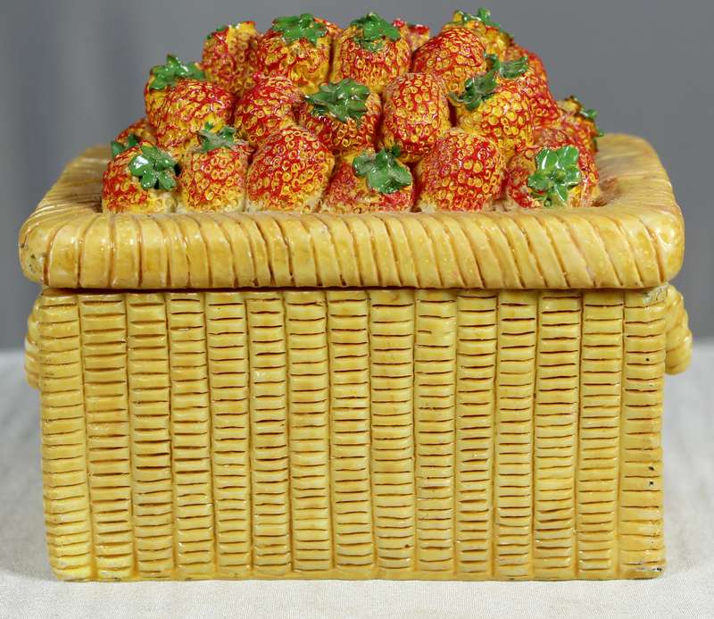 Little basket with strawberries lid