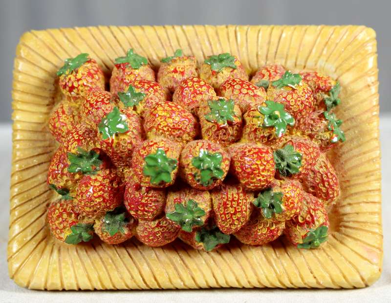 Little basket with strawberries lid