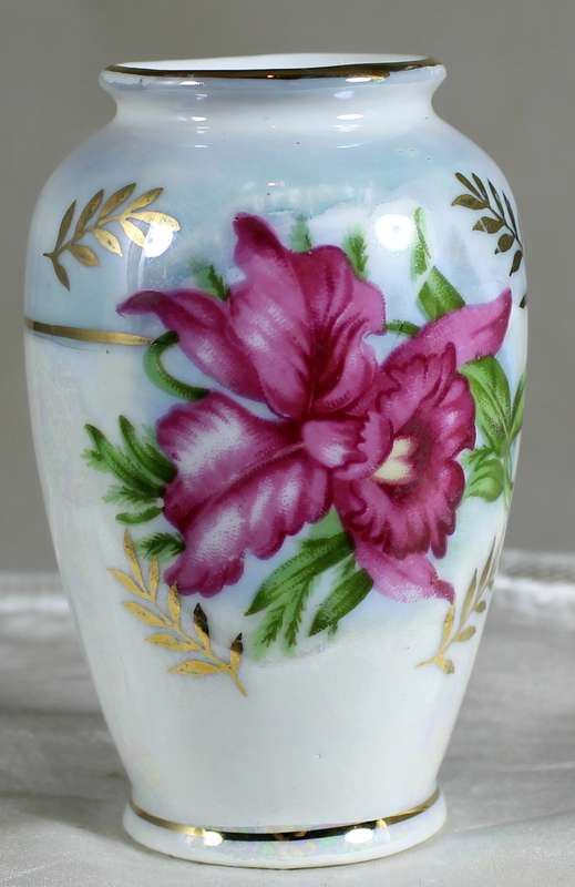 Posy vase with pink flower
