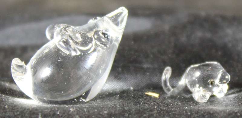 Miniature glass mother and child mouse