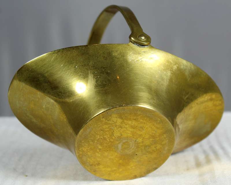 Vintage solid brass basket - movable handle