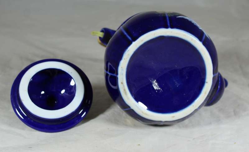 Ornamental porcelain kettle with Oriental motif
