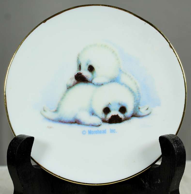 Miniature wall plate with two baby seals