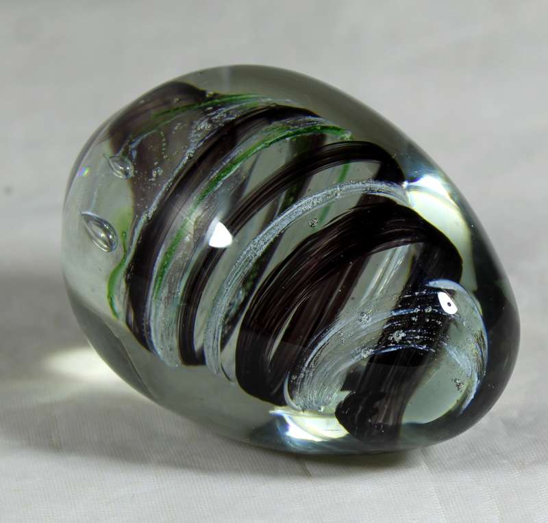 Glass egg with swirl pattern