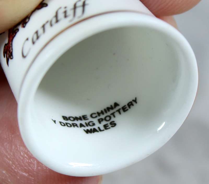 Bone China thimble - Cardiff - Y DDRAIG potteries