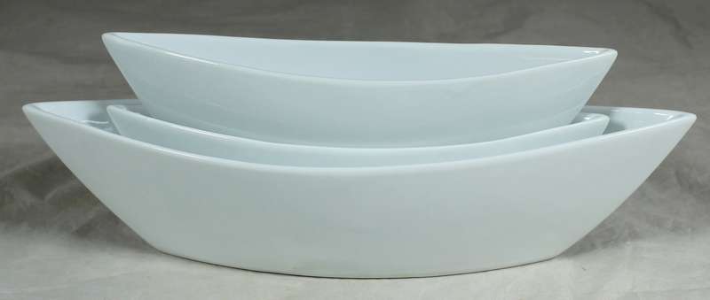 Graduated boat shaped serving bowls