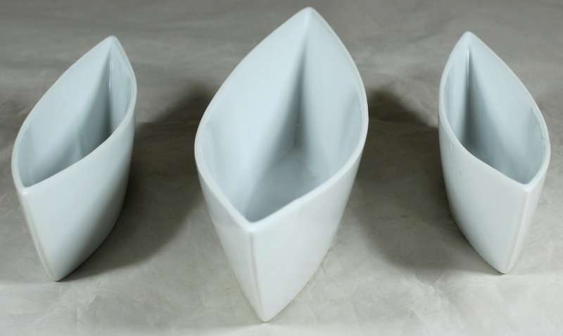 Graduated boat shaped serving bowls