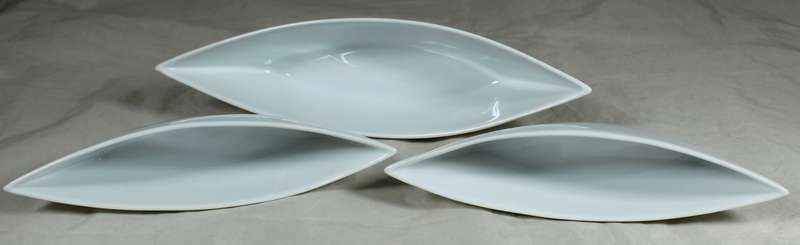 Graduated boat shaped serving bowls