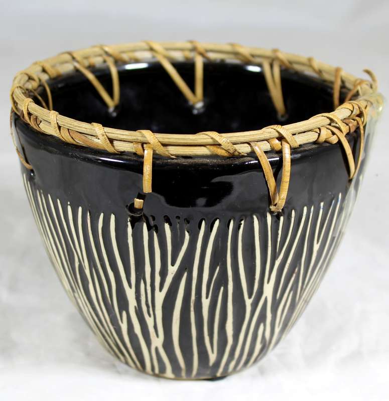 Ceramic bowl with wicker topping