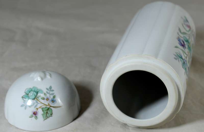 Elizabeth Arden - lidded cylindrical container