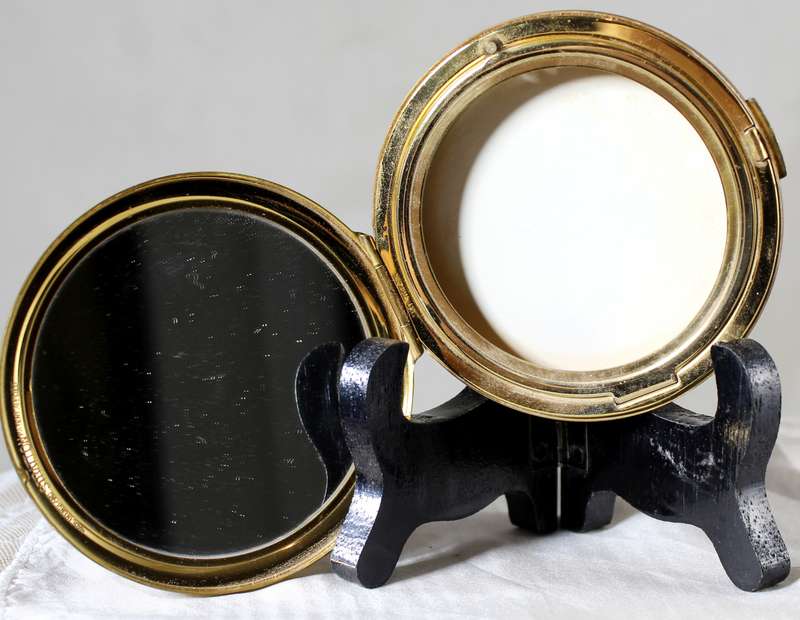Straton powder compact