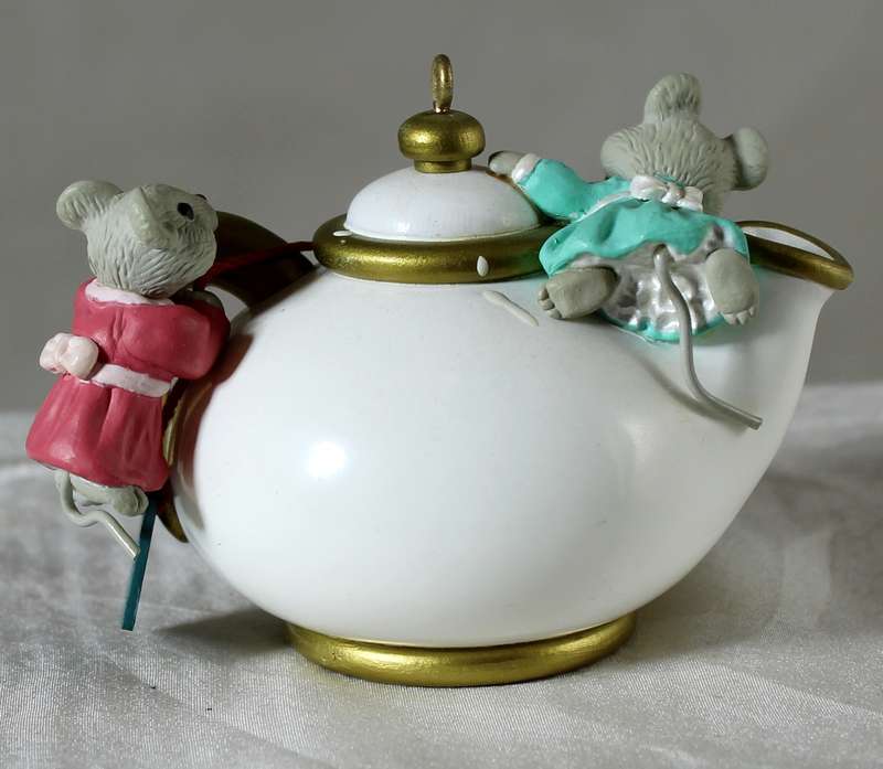 Hallmark - friendship is a special gift - mice on a kettle