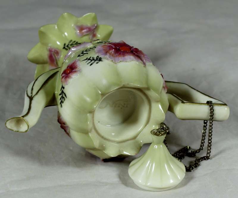 Nini scalloped teapot