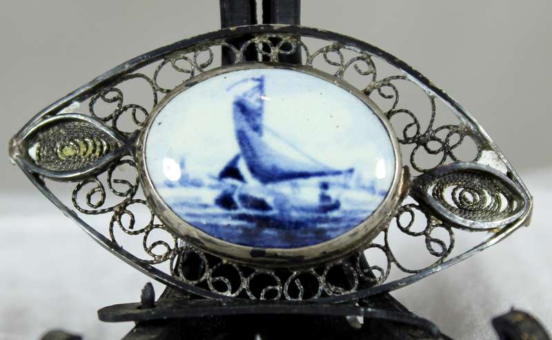 Dutch brooch