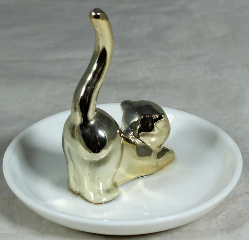 Cat ring holder