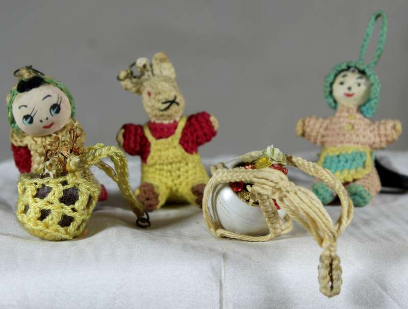 Crochet set - two girls, bunny & two machrami's