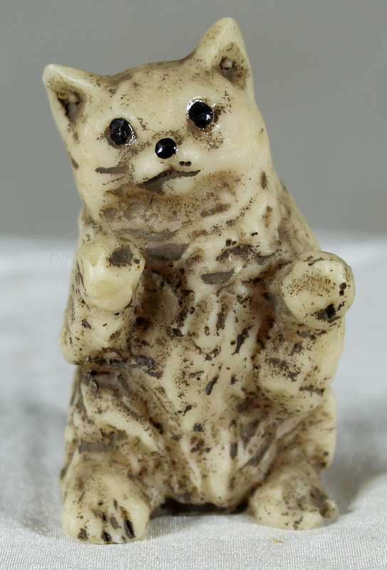 Molded kitty