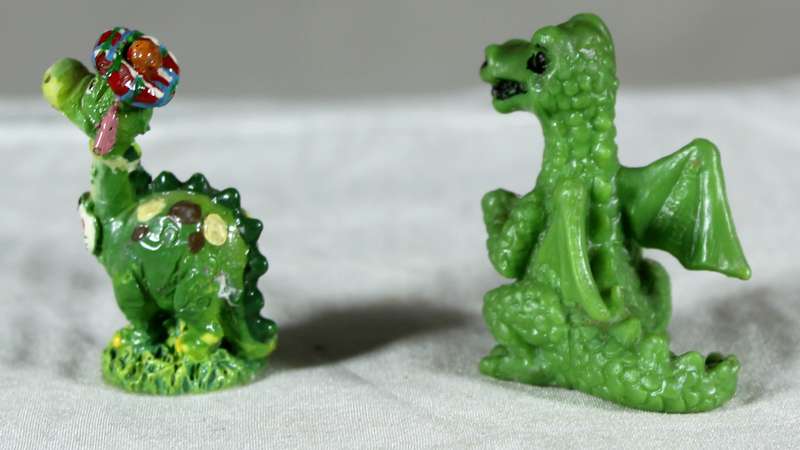 Miniature pair of dragons