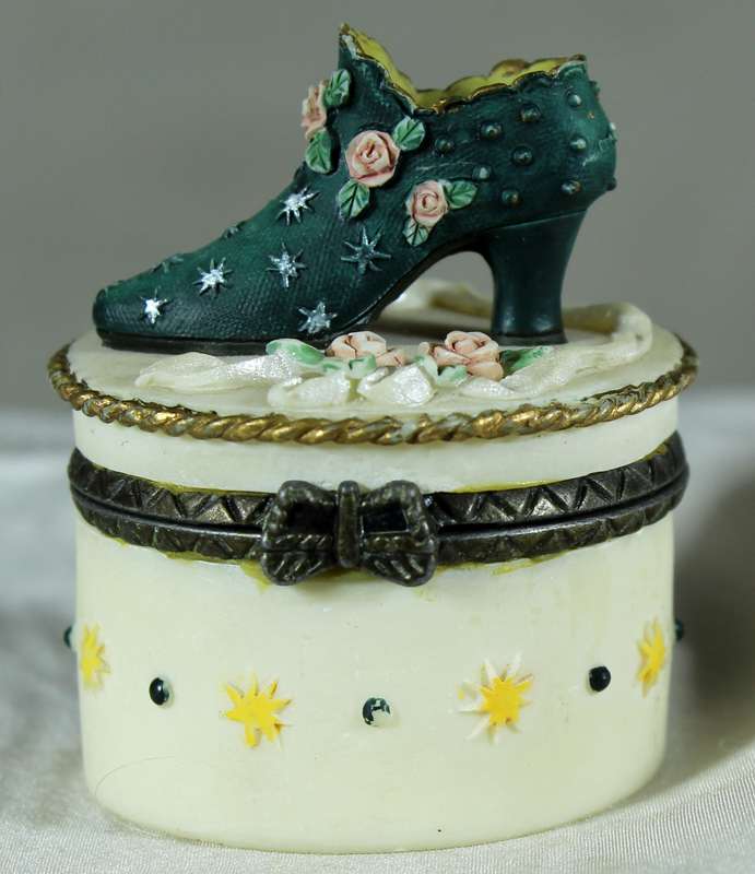 Leonardo collection - pillbox adorned with a high heel shoe