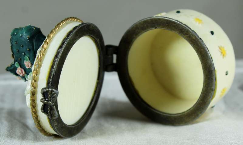 Leonardo collection - pillbox adorned with a high heel shoe