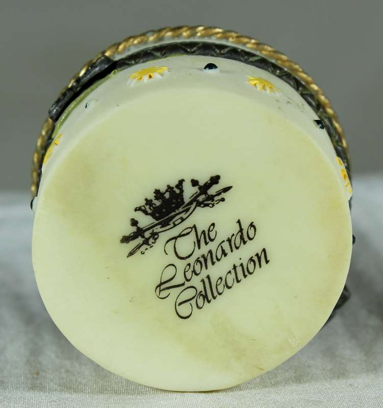 Leonardo collection - pillbox adorned with a high heel shoe