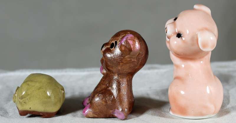 Set of three miniature piggies