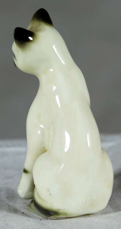 Seated porcelain cat