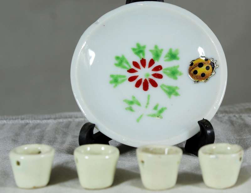 Miniature display plate with four cups