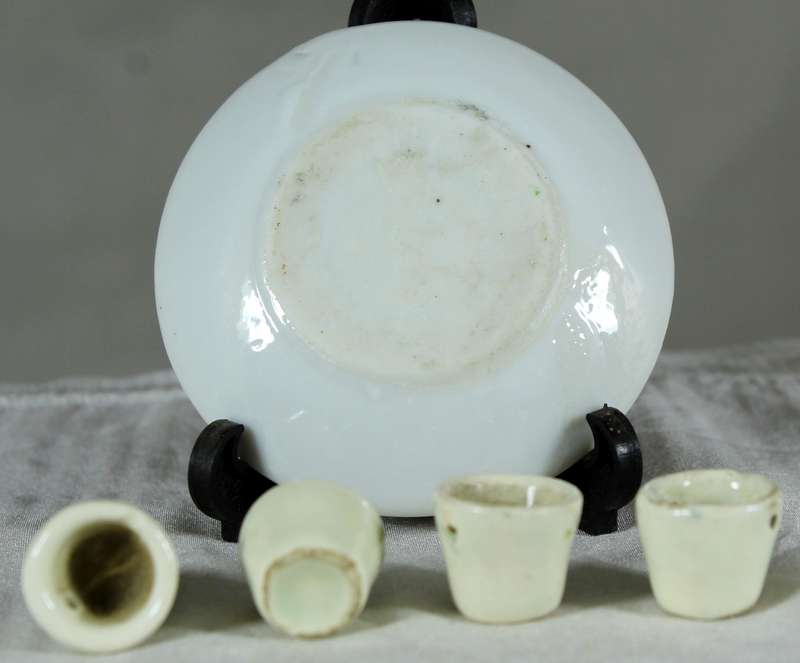 Miniature display plate with four cups