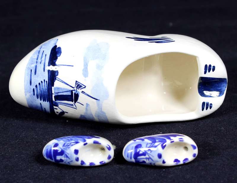 Delf Blauw shoe ashtray & miniature shoes