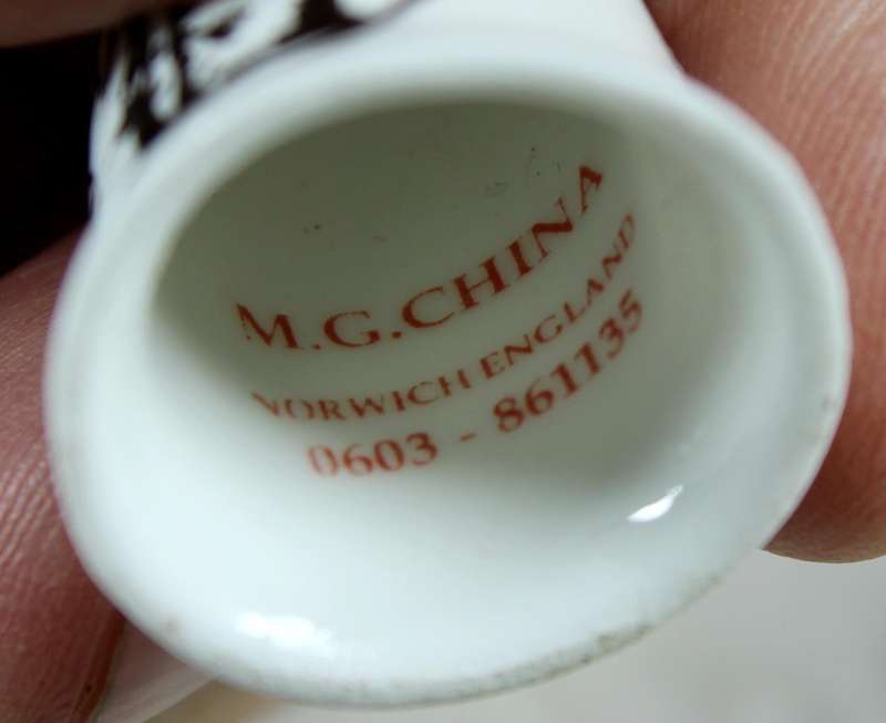 Bone China thimble - Stonehenge - MG China