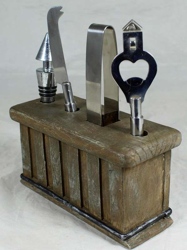 Bar set in a molded base