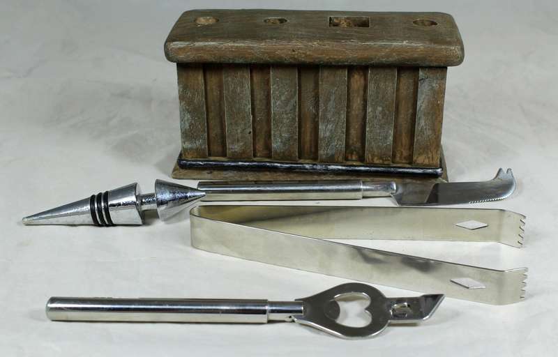 Bar set in a molded base