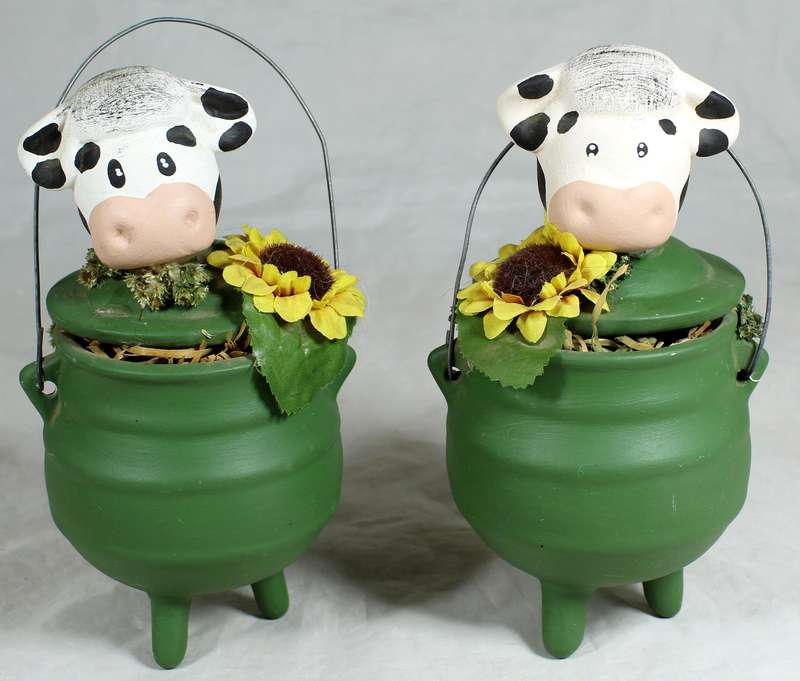 Pair of cow heads on tri-pot