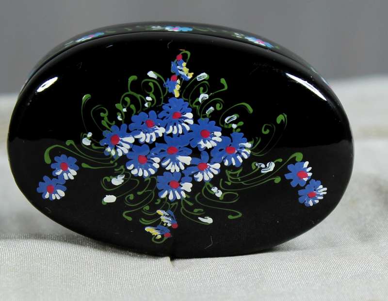 Oval pill box