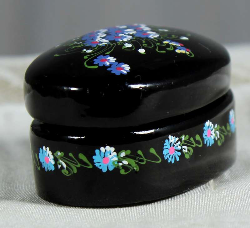 Oval pill box