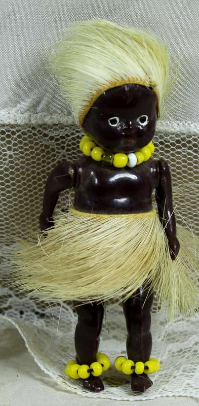 Miniature doll with yellow beads - Articulated