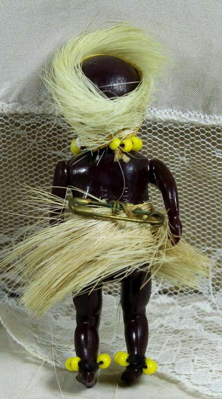 Miniature doll with yellow beads - Articulated