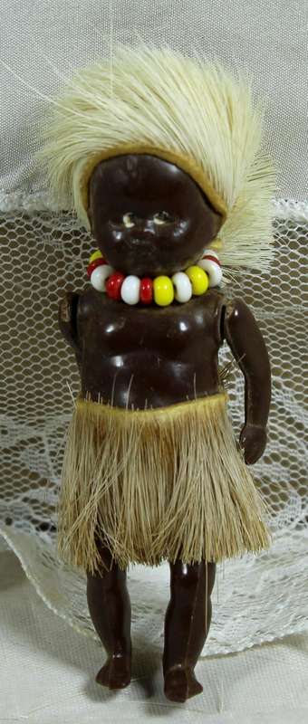 Miniature doll in traditional clothes - Articulated